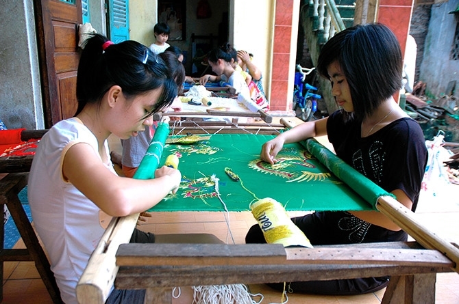  Thế hệ trẻ gìn giữ nghề thêu cổ truyền, làng Quất Động (Thường Tín - Hà Nội)