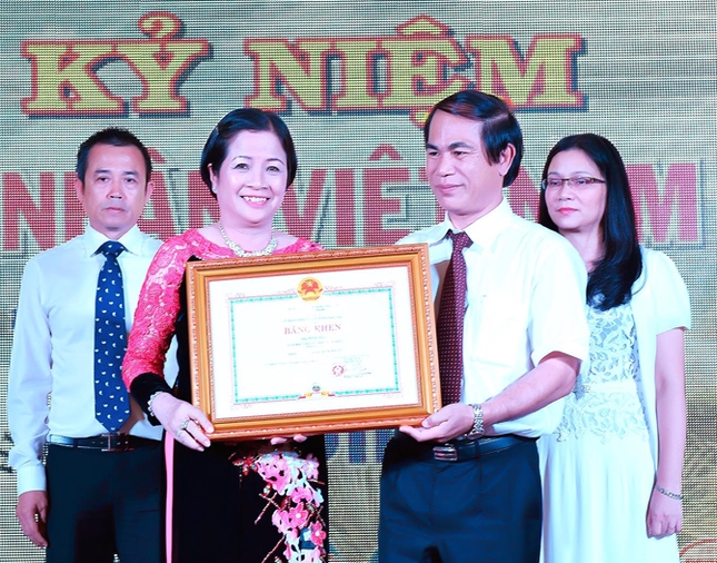 Bà Nguyễn Thị Sen trong một lần được Chủ tịch UBND tỉnh Gia Lai Võ Ngọc Thành tặng Bằng khen