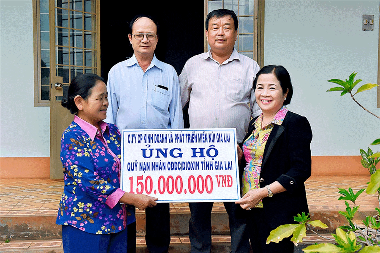 Bà Nguyễn Thị Sen tích cực tham gia các hoạt động từ thiện Ảnh: Đức Thụy