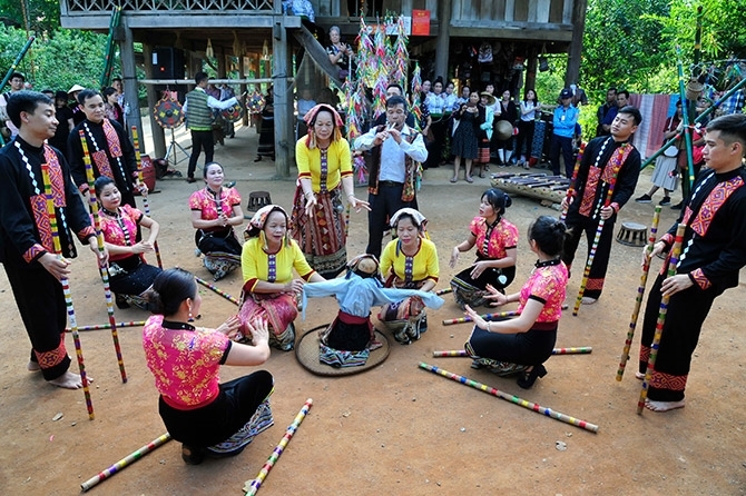 Trong đời sống, tín ngưỡng, người Thái hiện lưu giữ nhiều lễ hội với sự tham gia của cộng động như: Lễ xên bản, xên mường, xên đông, lễ hội cầu mưa, lễ hội xuống đồng, lễ hội xên lẩu nó, lễ hội xé then…