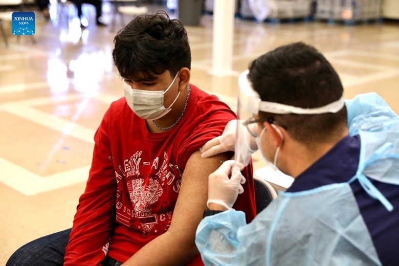 Nhân viên y tế tiêm vaccine COVID-19 cho học sinh tại trường THPT Woodrow Wilson ở Los Angeles, California, Mỹ, ngày 30/8/2021. (Ảnh: Xinhua)