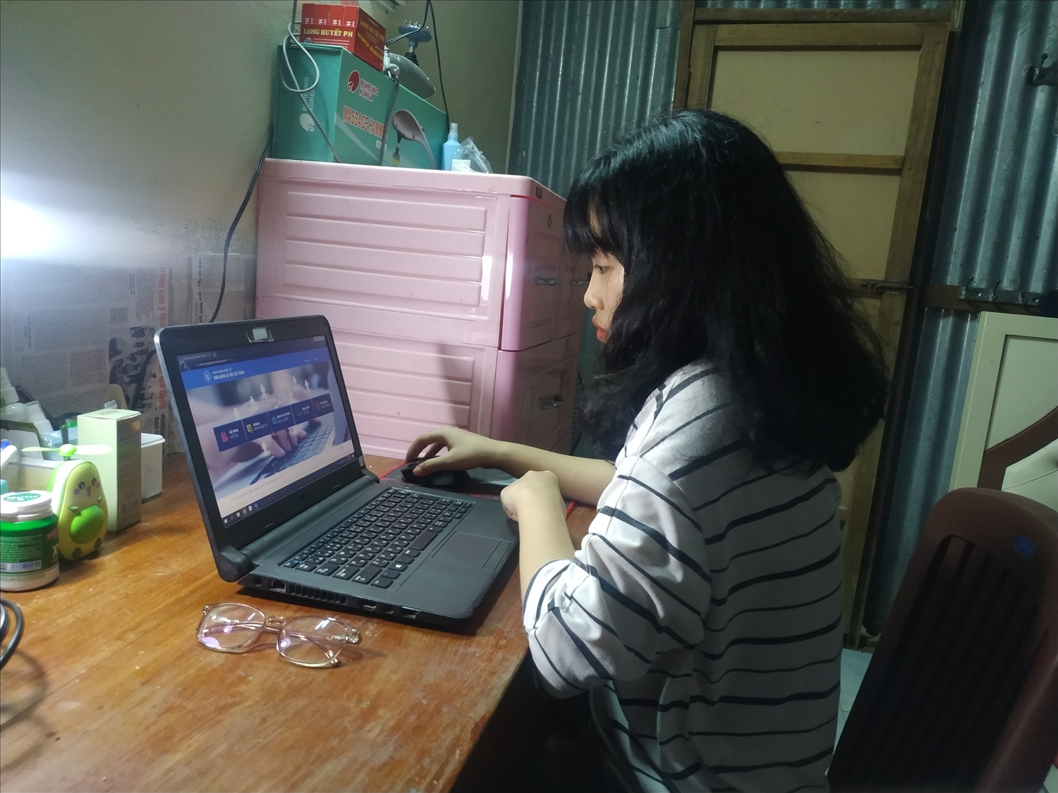 Người lao động thực hiện dịch vụ trực tuyến trên cổng Dịch vụ công BHXH Việt Nam