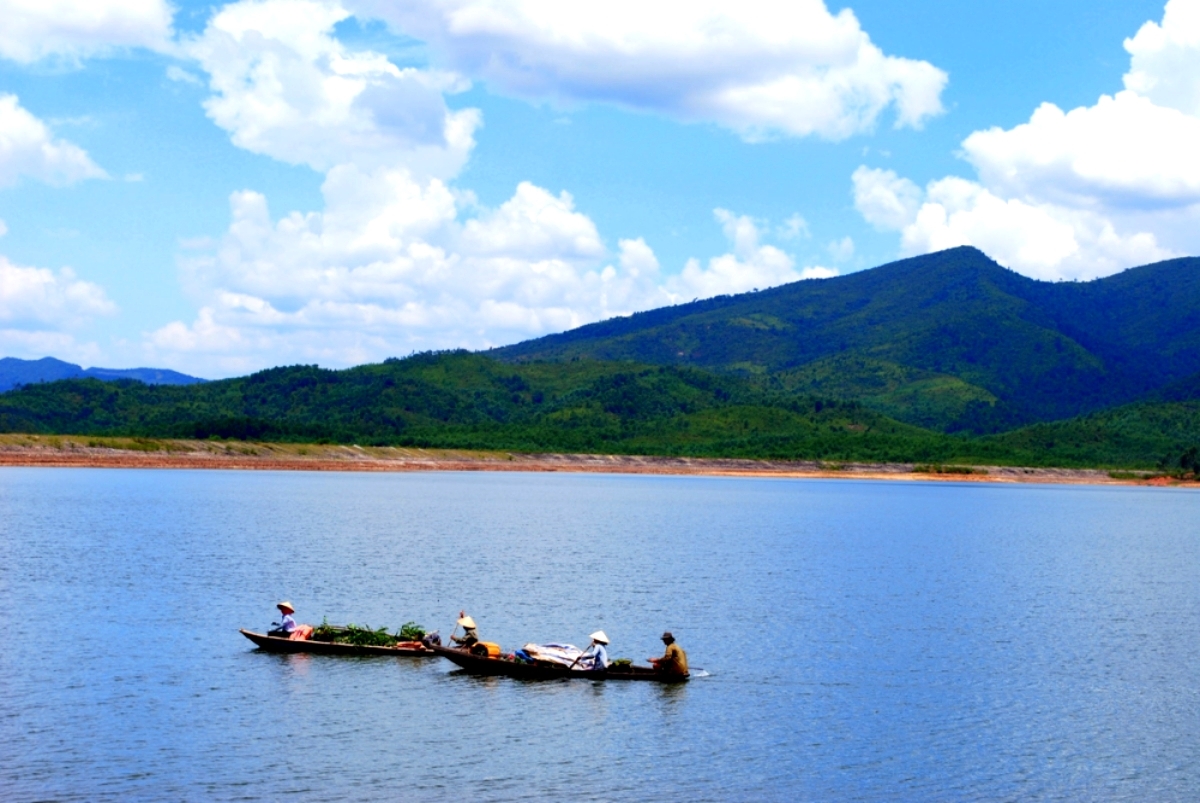 Du thuyền trên hồ Khe Tân