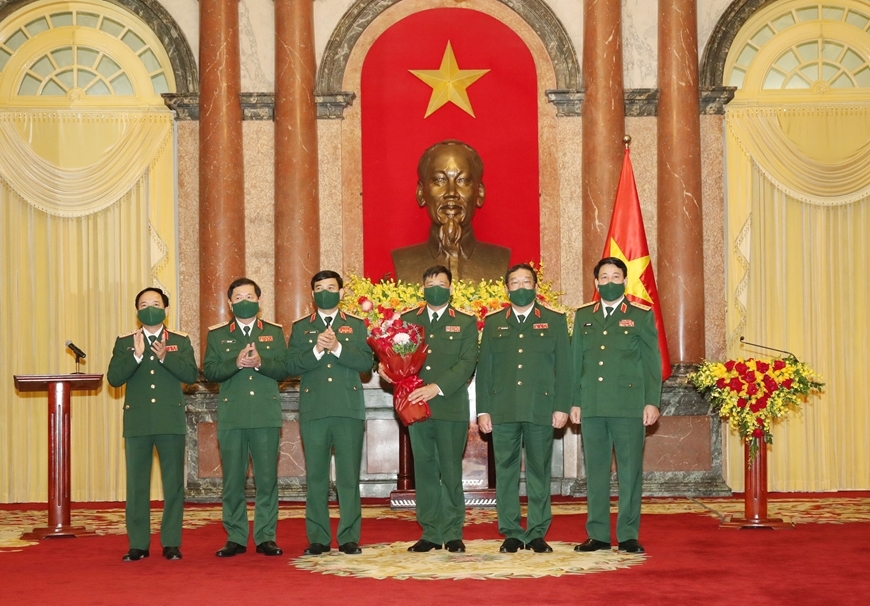 Các đồng chí trong Quân ủy Trung ương tặng hoa chúc mừng Thượng tướng Trần Việt Khoa.