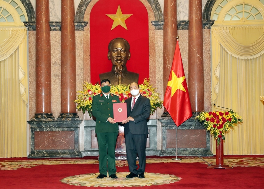 Chủ tịch nước Nguyễn Xuân Phúc trao quyết định thăng quân hàm từ Trung tướng lên Thượng tướng đối với đồng chí Trần Việt Khoa.