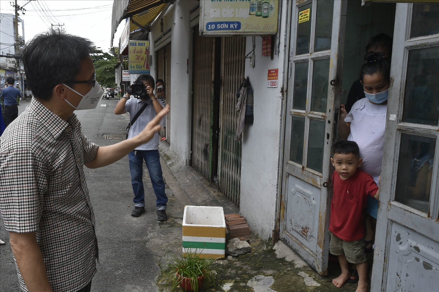 Phó Thủ tướng Vũ Đức Đam trò chuyện với một hộ dân trên đường Sơn Kỳ (quận Tân Phú) và được biết nhiều ngày qua hai vợ chồng và hai con nhỏ không có rau xanh, thực phẩm tươi. Ảnh VGP/Đình Nam