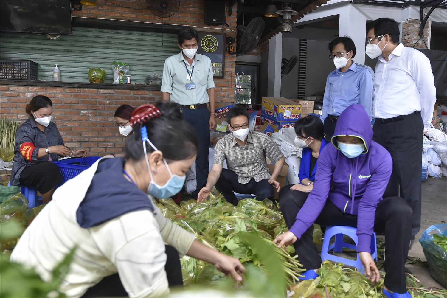 Tại Trung tâm an sinh phường Sơn Kỳ (quận Tân Phú), Phó Thủ tướng trao đổi với lãnh đạo quận Tân Phú về việc cung cấp rau xanh, thực phẩm tươi cho người dân. Ảnh VGP/Đình Nam