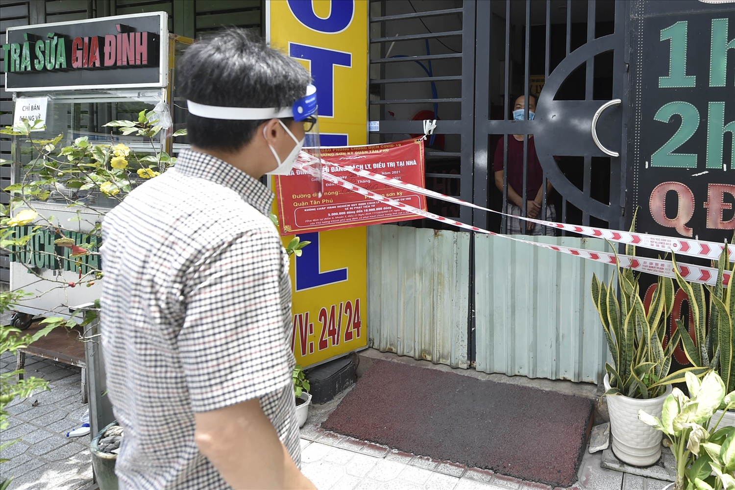 Phó Thủ tướng động viên một F0 đang cách ly, điều trị tại nhà. Ảnh VGP/Đình Nam