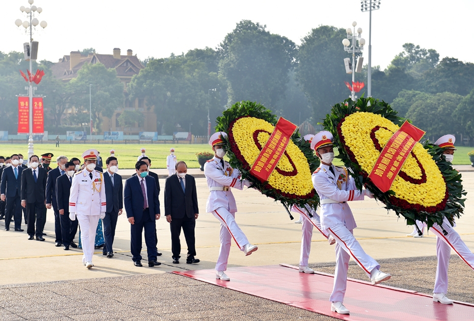 Các đồng chí lãnh đạo Đảng, Nhà nước và các đại biểu đặt vòng hoa vào viếng Chủ tịch Hồ Chí Minh. (Ảnh: VGP/Nhật Bắc)