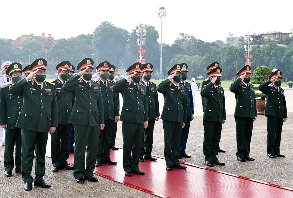 Đoàn Quân ủy Trung ương và Bộ Quốc phòng viếng Chủ tịch Hồ Chí Minh. (Ảnh: VGP/Nhật Bắc)