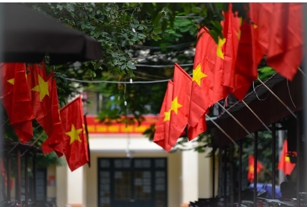 Nhân dân treo cờ Tổ quốc trên phố phường Hà Nội chào mừng Ngày Quốc khánh