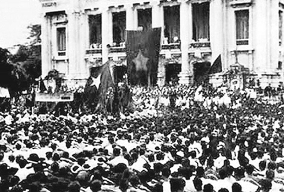 Mít tinh Tổng khởi nghĩa tại Quảng trường Nhà hát lớn Hà Nội tháng 8/1945. (Ảnh tư liệu TTXVN) 