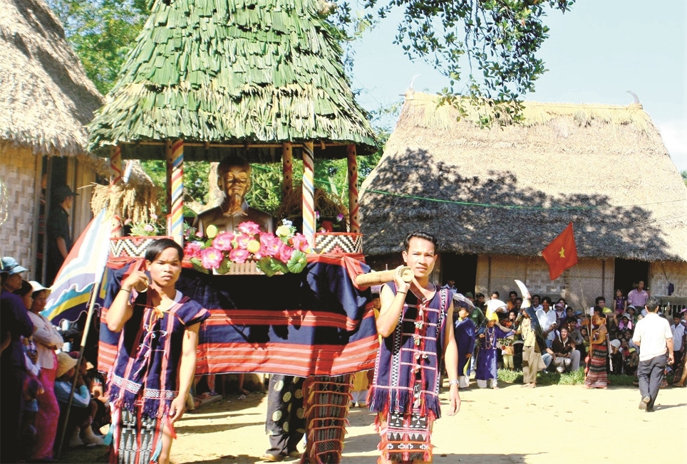 Đồng bào Cơ Tu ở xã Sông Kôn (Đông Giang) rước tượng Bác trong ngày hội truyền thống những năm trước