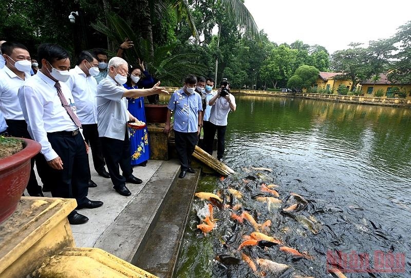  Tổng Bí thư Nguyễn Phú Trọng cho cá ăn tại ao cá Bác Hồ trong Khu Di tích Chủ tịch Hồ Chí Minh tại Phủ Chủ tịch. Ảnh: Đăng Khoa