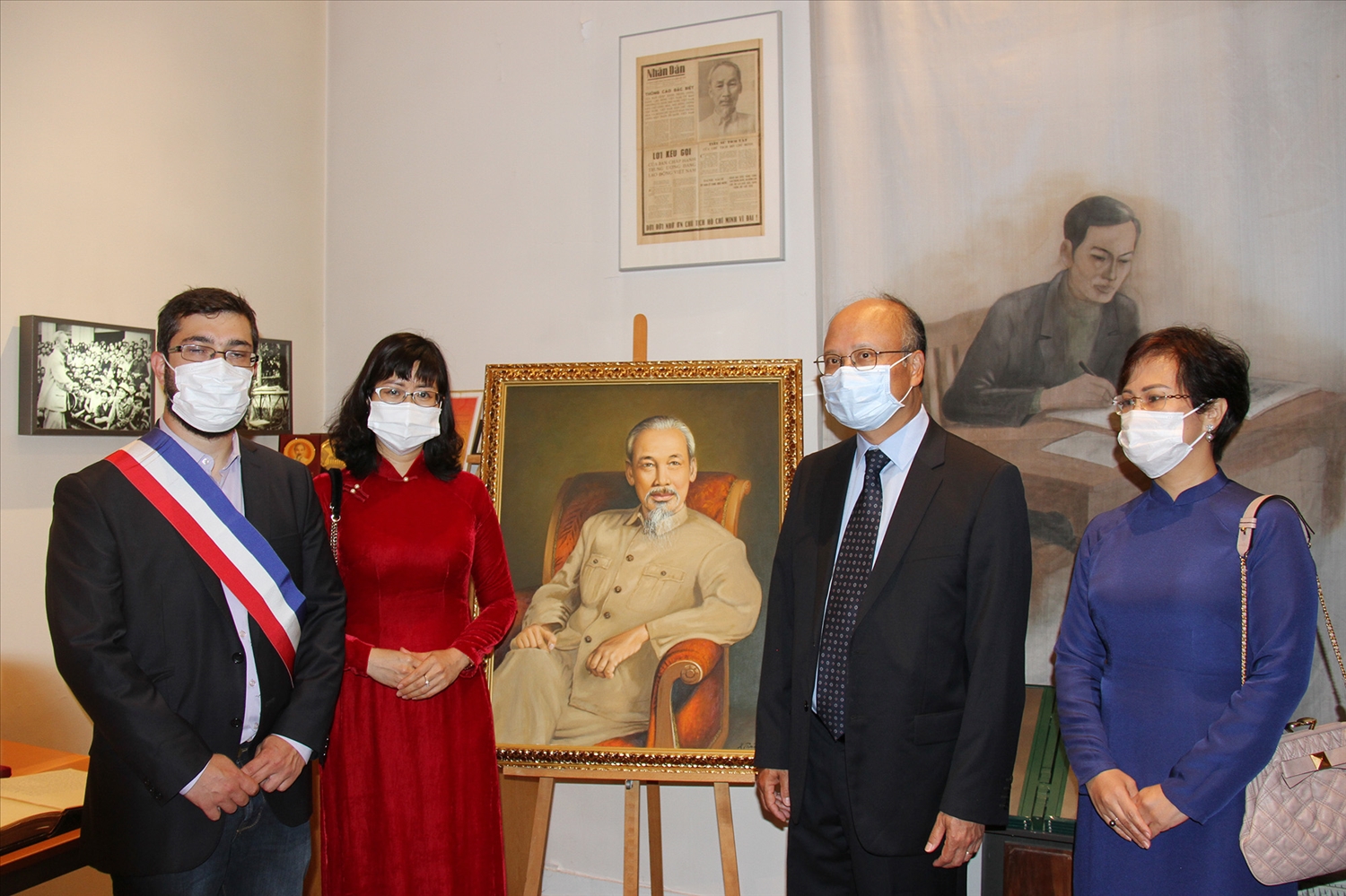  Đại sứ Đinh Toàn Thắng và Phu nhân, Đại sứ Lê Thị Hồng Vân và Phó Thị trưởng Floran Vigneron thăm Không gian Hồ Chí Minh trong Bảo tàng Lịch sử sống. 