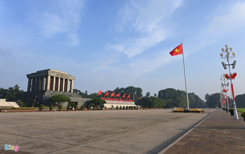 Lá cờ đỏ sao vàng tung bay trên Quảng trường Ba Đình.