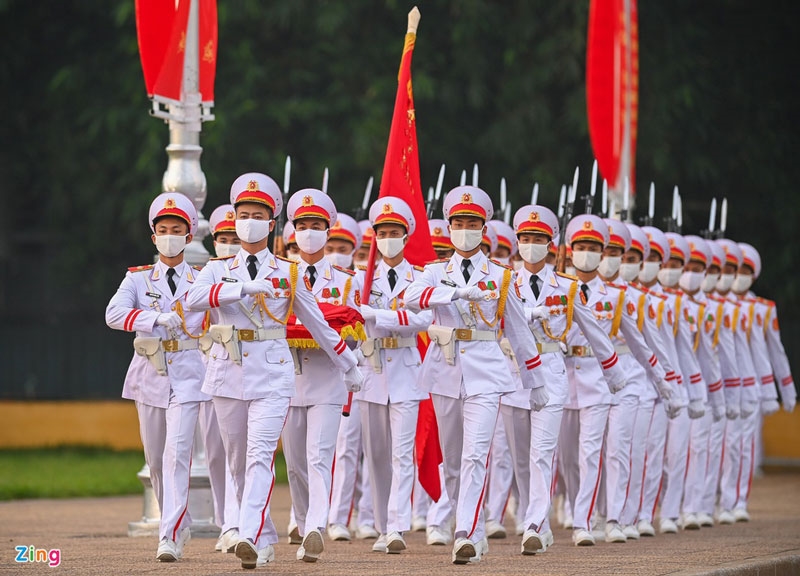 Đội hình thực hiện Lễ thượng cờ gồm 37 chiến sĩ. Dẫn đầu là Quân kỳ quyết thắng, sau đó là 34 tiêu binh tượng trưng cho 34 chiến sĩ đầu tiên của Đội Việt Nam tuyên truyền giải phóng quân, tiền thân của Quân đội nhân dân Việt Nam.
