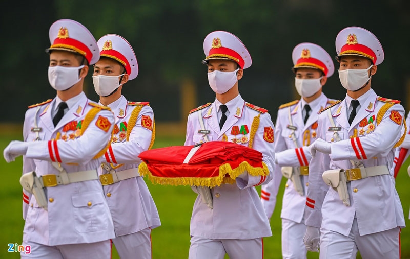 Ý tưởng thực hiện nghi lễ trên quảng trường được Chính phủ phê duyệt vào ngày 19/5/2001 nhân dịp kỷ niệm 111 năm Ngày sinh Chủ tịch Hồ Chí Minh. 2021 là năm thứ 20 nghi lễ này được thực hiện.