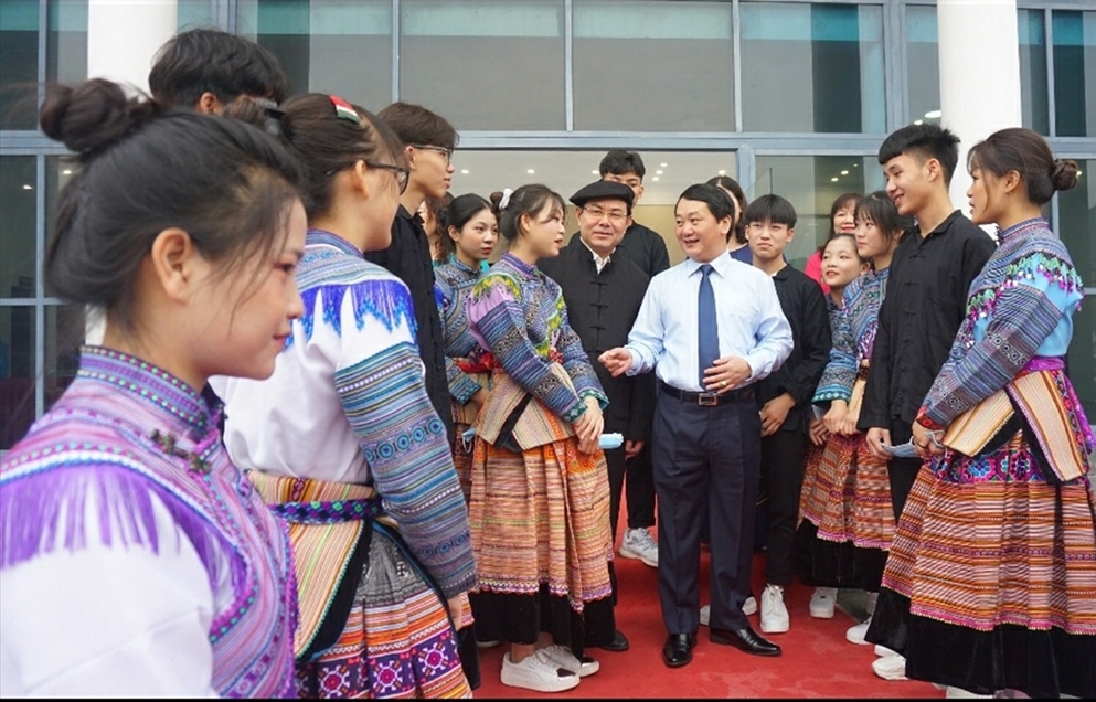 Bộ trưởng, Chủ nhiệm UBDT Hầu A Lềnh trò chuyện với các em học sinh Trường PTDT nội trú tỉnh Lào Cai. (Ảnh chụp trước ngày 27/4/2021)
