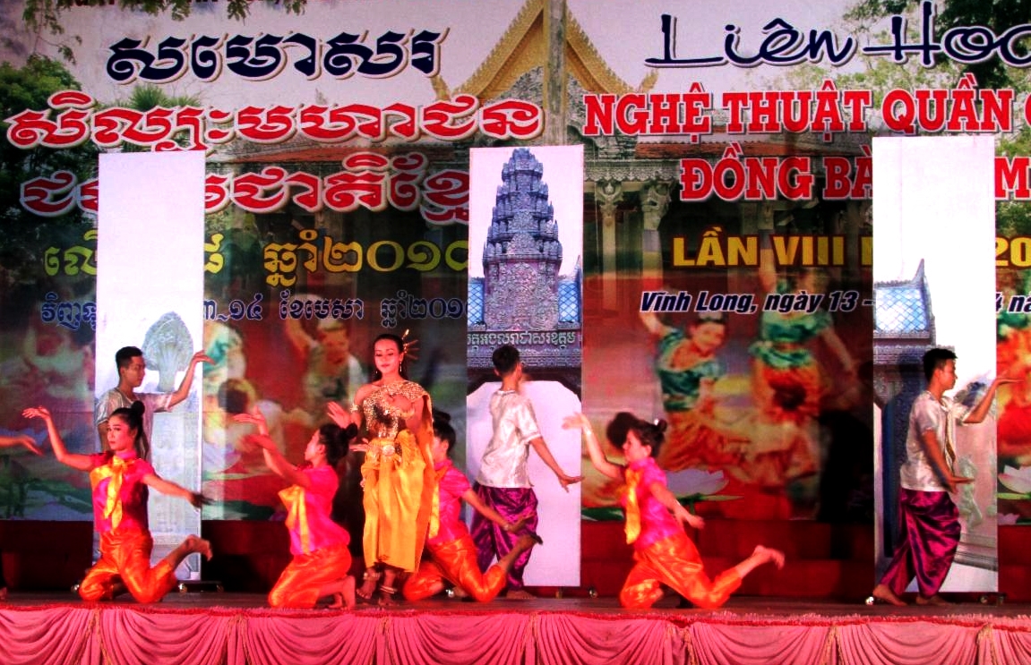 Nghệ thuật dân vũ của đồng bào Khmer được trình diễn tại Ngày hội Văn hóa, Thể thao đồng bào Khmer tỉnh Vĩnh Long năm 2019. (Ảnh tư liệu)