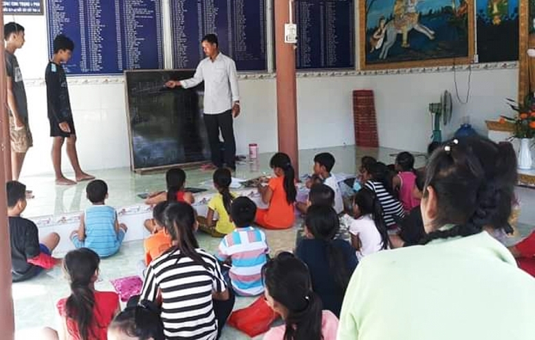 Lớp học chữ cho con em đồng bào Khmer