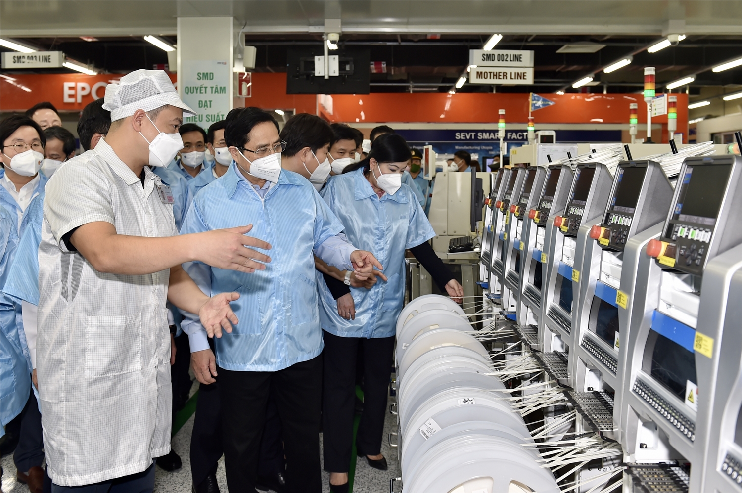 Thủ tướng Phạm Minh Chính tham quan dây chuyền sản xuất của Công ty TNHH Samsung Electronics Việt Nam Thái Nguyên - Ảnh VGP/Nhật Bắc