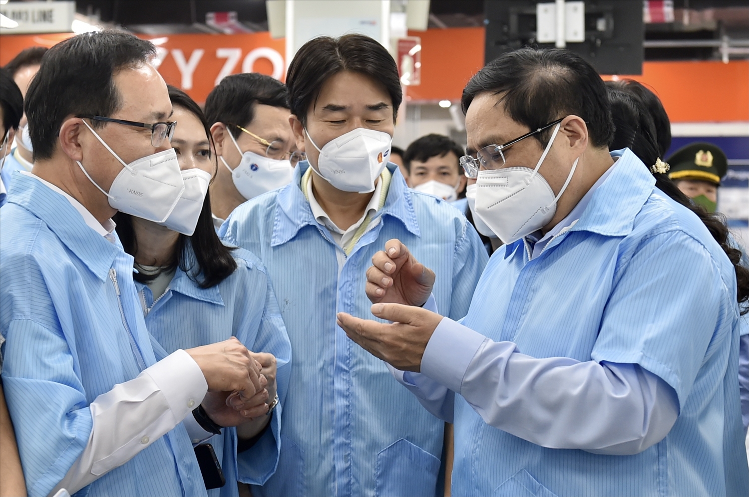 Thủ tướng Phạm Minh Chính thăm hỏi tình hình sản xuất, lao động và công tác phòng chống dịch tại nhà máy của Samsung - Ảnh: VGP/Nhật Bắc