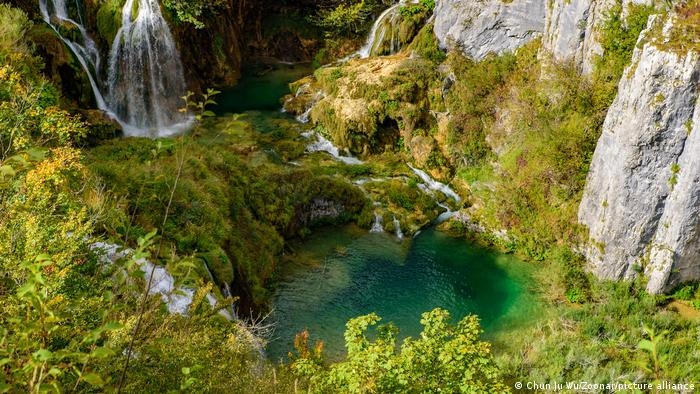 Vườn quốc gia Hồ Plitvice vườn quốc gia lớn nhất và lâu đời nhất ở Croatia. Nằm ở vùng núi vùng núi cao nguyên đa, địa điểm này nổi tiếng với các thác và hồ nước gắn kết nhau, với nhiều hang động đẹp.