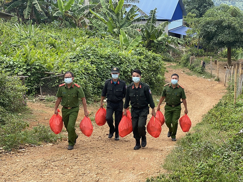 Lực lượng Công an Sơn La vận chuyển lương thực, thực phẩm cho bà con nhân dân trên địa bàn huyện Phù Yên.