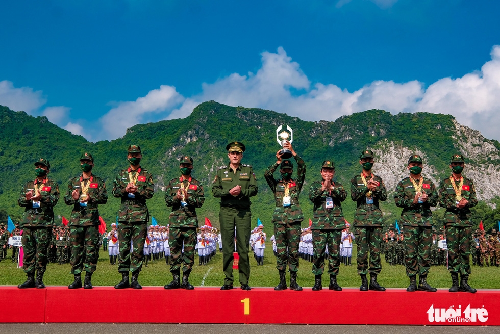 Đội tuyển Việt Nam nhận Cúp và Huy chương vàng khi về nhất cuộc thi Xạ thủ bắn tỉa - Ảnh: NAM TRẦN