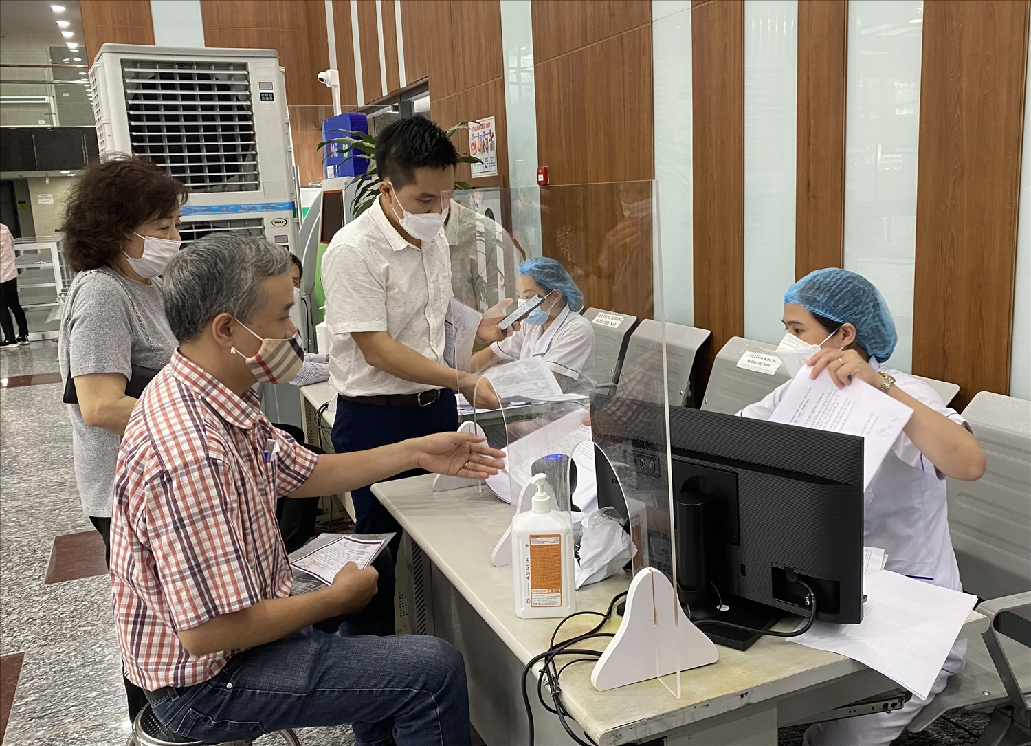 Công chức, viên chức, người lao động thuộc UBDT tiêm mũi 2 vắc xin phòng Covid-19 tại Bệnh viện Bạch Mai (ngày 1/9/2021)