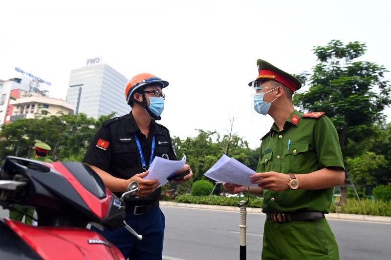 Trong hai ngày 6 và 7/9 Hà Nội chưa xử phạt nếu người đi đường chưa có giấy theo quy định mới. Ảnh minh họa