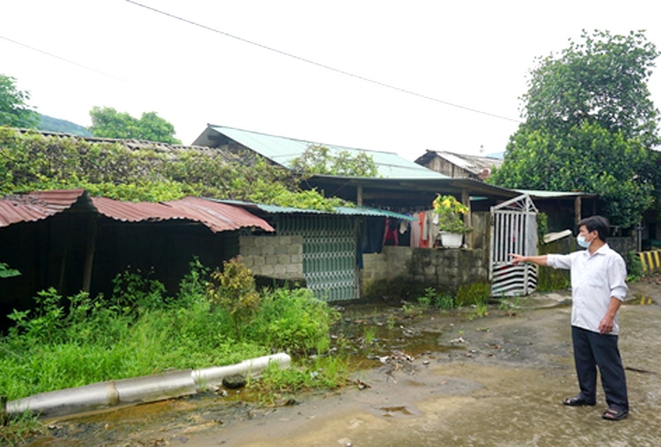 Do ngôi nhà xuống cấp nghiêm trọng mà không được sửa chữa, nên gia đình anh Nông Văn Hoàn phải đi ở nhờ nhà bố mẹ đẻ