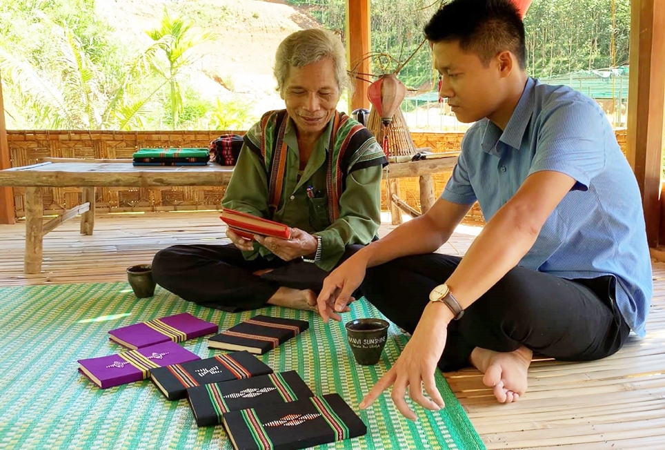 Anh Hiển cùng già làng Br’íu Pố, cũng là người thầy đầu tiên trong trường đời trao đổi về các loại cây dược liệu