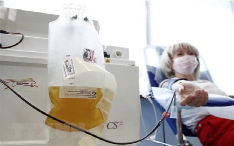 Bệnh nhân khỏi Covid-19 hiến huyết tương tại một sự kiện từ thiện ở Moskva, Nga ngày 25/8/2021. (Ảnh: TASS/TTXVN)