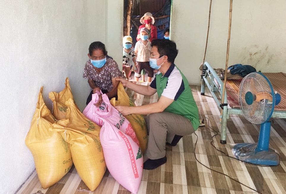 Phóng viên báo Dân tộc và Phát triển tặng gạo và quà cho gia đình bà Nguyễn Thị Nghẹ