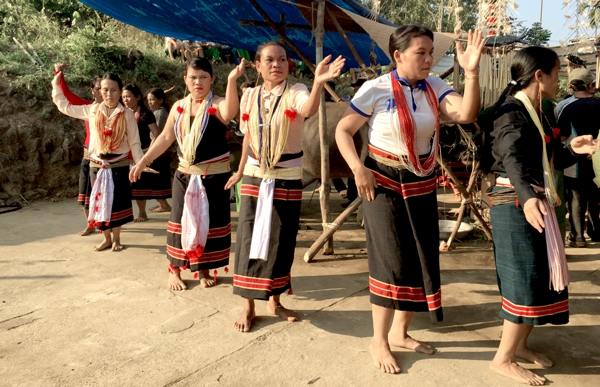 Đồng bào Ca Dong (một nhánh của dân tộc Xơ Đăng) ở vùng cao Quảng Nam múa chiêu trong Lễ hội Ăn trâu