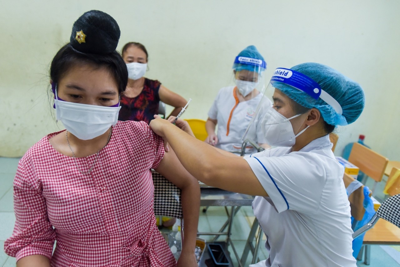 Những công nhân DTTS bị mắc kẹt được tiêm chủng tại phường Hoàng Văn Thụ, quận Hoàng Mai