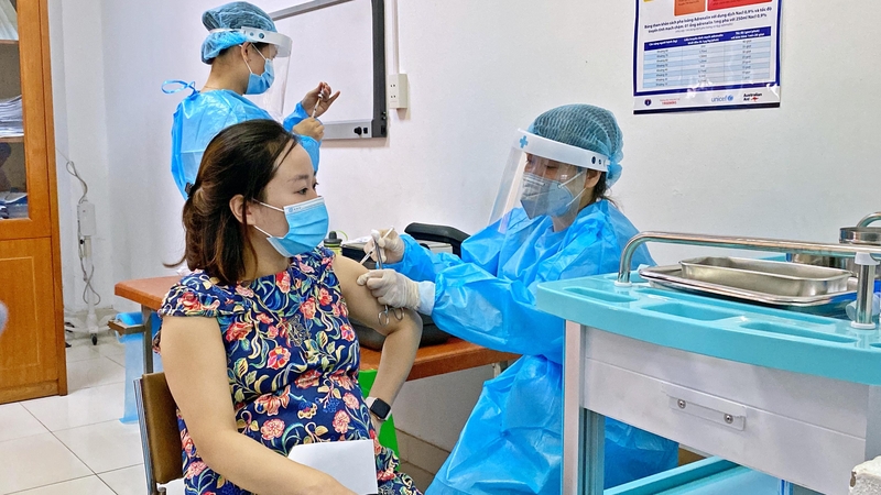 Bệnh viện Thanh Nhàn tổ chức tiêm cho các phụ nữ mang thai