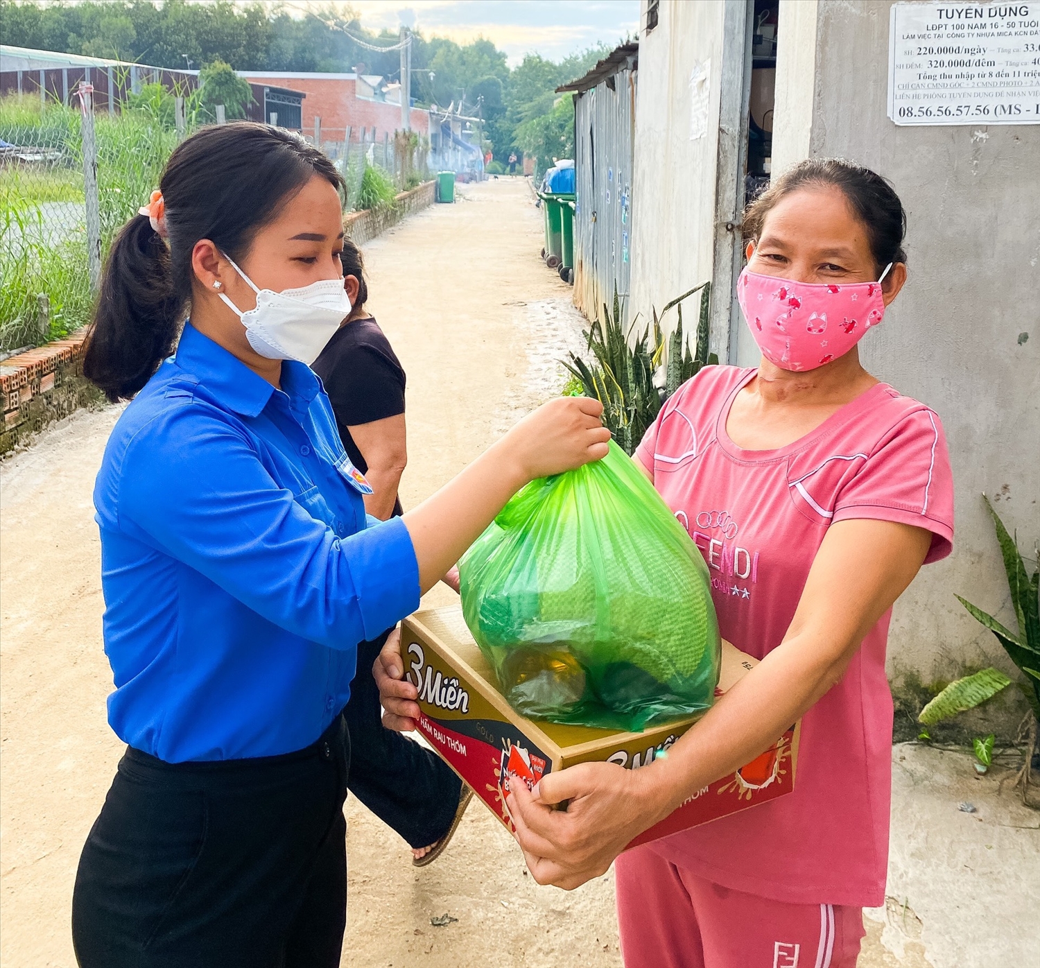 Người dân ở khu nhà trọ tại huyện Bắc Tân Uyên (Bình Dương) được nhận túi quà nghĩa tình của Tuổi trẻ Bình Phước gửi đến.