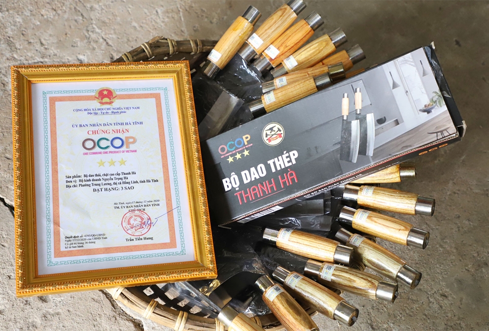 Bộ sản phẩm dao chặt và dao thái cao cấp Thanh Hà của cơ sở sản xuất của gia đình ông Hà đã được chứng nhận Sản phẩm OCOP 3 sao, năm 2020