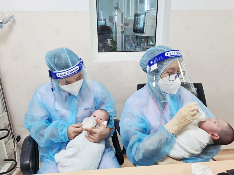 Nhân viên y tế Bệnh viện Nhi Đồng TP. Hồ Chí Minh chăm sóc trẻ có cha, mẹ là F0 (Ảnh TL)