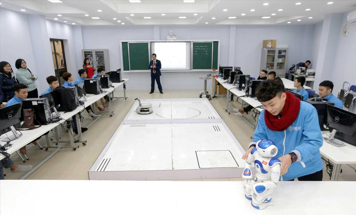 Sinh viên thực hành robot tại Trường Cao đẳng Cơ điện Hà Nội (Ảnh TL)