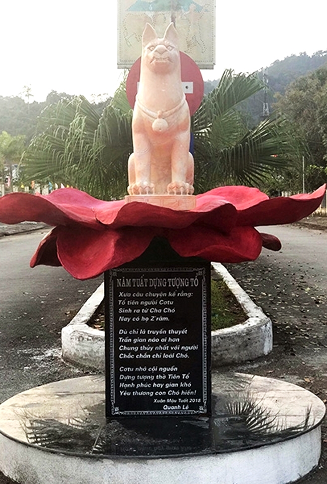 Tượng linh vật chó được dựng trên tuyến đường qua trung tâm huyện Tây Giang, tỉnh Quảng Nam. (Ảnh: Đăng Nguyên)