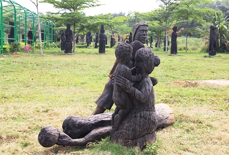 Tượng gỗ ở Làng Văn hóa - Du lịch các dân tộc Việt Nam (Sơn Tây, Hà Nội).