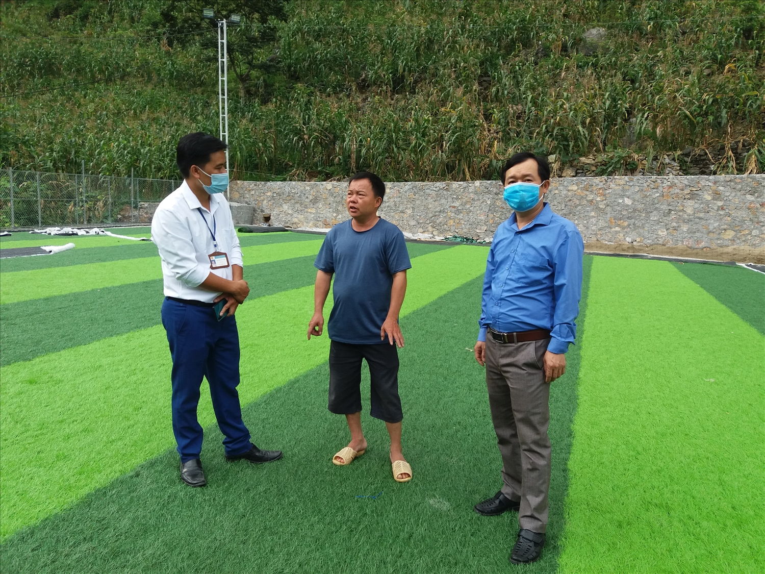 Anh Phàn Quẩy Siền (đứng giữa) chia sẻ về quá trình xây dựng sân bóng đá cỏ nhân tạo