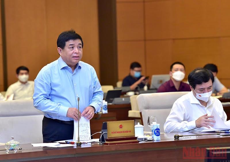 Bộ trưởng Bộ Kế hoạch và Đầu tư Nguyễn Chí Dũng trình bày tờ trình. Ảnh: Duy Linh