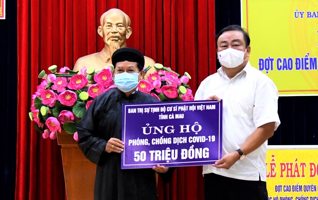 Ban Trị sự Tịnh độ cư sĩ Phật hội Việt Nam tỉnh Cà Mau ủng hộ “Quỹ phòng chống dịch Covid-19” (Ảnh camau.gov.vn)