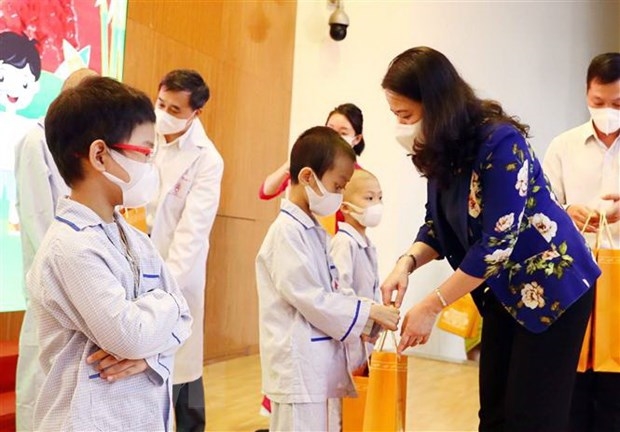Phó Chủ tịch nước Võ Thị Ánh Xuân tặng quà Trung thu cho các bệnh nhi đang điều trị tại Viện Huyết học-Truyền máu Trung ương. (Ảnh: Phạm Kiên/TTXVN)