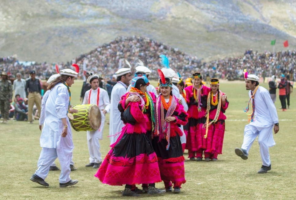 Những người Kalash khiêu vũ tại Shandur, sân chơi polo cao nhất thế giới